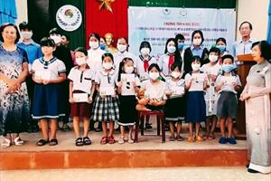 Trao học bổng cho học sinh có hoàn cảnh đặc biệt khó khăn ở Thừa Thiên- Huế