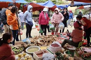 Măng đắng hút khách tại chợ vùng cao Mai Châu