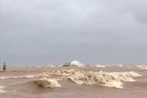 Sóng lớn khiến việc cứu hộ tàu cá mắc kẹt ở cửa biển Quảng Trị gặp khó khăn