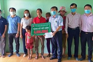 Chi nhánh Ngân hàng CSXH Quảng Ngãi trao tặng sổ tiết kiệm