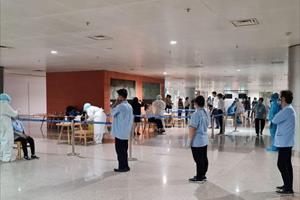 TP. HCM lấy mấu xét nghiệm Covid-19 cho toàn bộ nhân viên sân bay Tân Sơn Nhất 