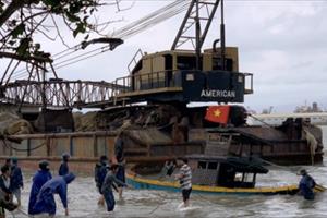 Quảng Ngãi: Sà lan trôi dạt vào bờ, gây thiệt hại 8 phương tiện của ngư dân