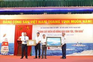 Bộ Tham mưu Cảnh sát biển Việt Nam tặng quà cho đồng bào dân tộc xã Tiến Xuân