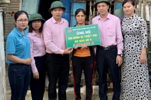 Ngân hàng CSXH ủng hộ cho đồng bào bị thiệt hại do mưa, lũ tại Quảng Ngãi