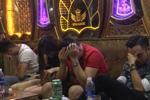 TT - Huế: 9 nam, 2 nữ đang “bay lắc” tại Karaoke dương tính với ma túy