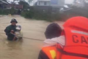 TT - Huế: Di dời các hộ dân khu vực bị ngập lụt đến nơi an toàn
