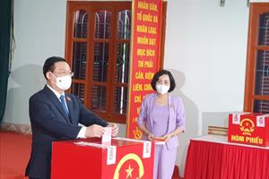 Chủ tịch Quốc hội Vương Đình Huệ bỏ phiếu tại điểm bầu cử ở Hải Phòng
