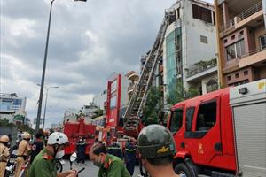 Cảnh sát PCCC TP.HCM cứu 16 người trong đám cháy nhà cao tầng