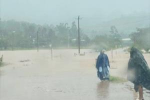 Kon Tum sơ tán dân do mưa lũ lớn gây sạt lở đường, ngập cầu