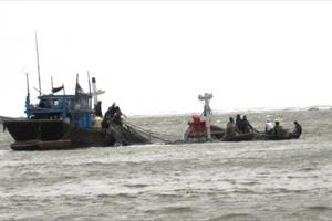 Tàu của ngư dân Quảng Ngãi bị hỏng máy, thả trôi