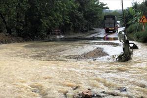 CSGT Quảng Nam đẩy xe giúp đoàn người qua chỗ ngập nước về quê 