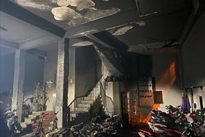Cháy lớn nhà trọ 6 tầng ở Phú Đô, 1 người tử vong