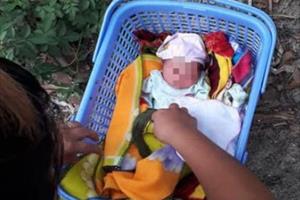 Phát hiện bé gái 2 ngày tuổi bị bỏ rơi trước cổng nhà ở Hà Tĩnh