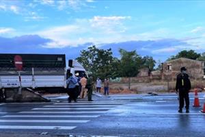 Quảng Nam: Xe tải tông vào dải phân cách, 2 người tử vong
