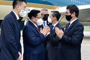 Thủ tướng tới Indonesia, bắt đầu chuyến công tác nước ngoài đầu tiên