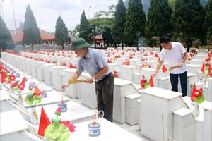 Tập đoàn Xăng dầu Việt Nam dâng hương tưởng nhớ các anh hùng liệt sỹ tại Nghĩa trang Vị Xuyên