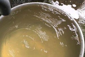 Quảng Ngãi: Hàng loạt giếng nước chuyển màu vàng, bốc mùi khét