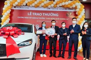 Agribank Chi nhánh tỉnh Hà Tĩnh trao xe ô tô Mazda2 cho khách hàng trúng thưởng