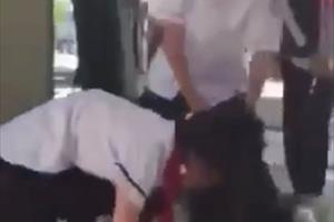 2 nữ sinh trung học đánh nhau, hàng chục học sinh đứng xem và quay clip