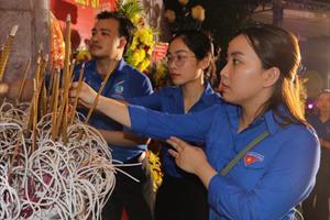 Lễ thắp nến tri ân các anh hùng liệt sĩ tại nghĩa trang Việt - Lào