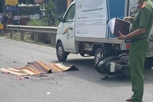 Một nam thanh niên đi xe máy ngã xuống đường bị xe container cán tử vong