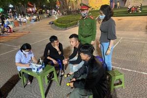 Yêu cầu quận Hoàn Kiếm xử lý người tham gia phố đi bộ không đeo khẩu trang