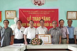 Trao tặng Huy hiệu 45 năm tuổi Đảng cho đồng chí Nguyễn Văn Lan