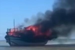 Quảng Nam: 18 người may mắn thoát chết khi tàu cháy
