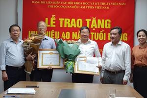 Chi bộ cơ quan Hội Làm vườn Việt Nam trao huy hiệu 40 năm tuổi Đảng cho đảng viên