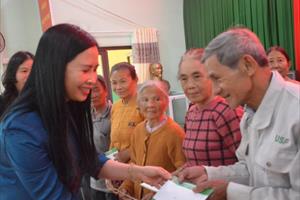Ngân hàng Chính sách xã hội tỉnh Quảng Ngãi trao quà Tết cho người nghèo 