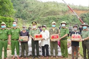 Công an tỉnh TT - Huế hỗ trợ nước bạn Lào khắc phục khó khăn sau bão