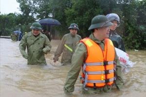 Nghệ An: Bí thư, Chủ tịch tỉnh lội nước lũ kiểm tra ngập lụt ở các huyện 