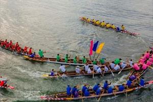 Hấp dẫn giải đua ghe trên sông Hương ngày Tết độc lập