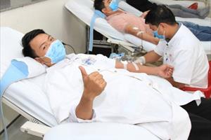 TT - Huế: Hàng trăm cán bộ nhân viên bệnh viện tham gia hiến máu tình nguyện