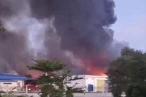Cháy lớn lúc rạng sáng tại công ty dệt may ở Huế