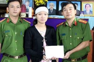 Đắk Nông: Trao trả 100 triệu đồng cho vợ nạn nhân thủy điện Rào Trăng 3 bị xẻ xấu chiếm đoạt