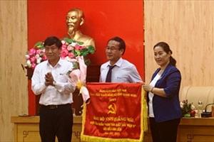 VNPT Quảng Ngãi nhận cờ Đảng bộ hoàn thành xuất sắc nhiệm vụ tiêu biểu 5 năm liền