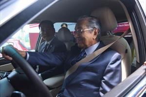 Thủ tướng Mohamad: “Xe VinFast rất khỏe, thiết kế đẹp, êm như xe điện”