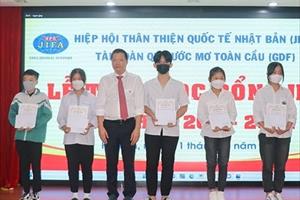 Hơn 100 học sinh nghèo ở Hà Tĩnh được JIFA trao học bổng