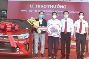 Agribank Chi nhánh tỉnh Hà Tĩnh trao giải cho khách hàng trúng thưởng