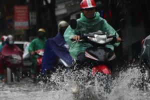 Nghệ An: Mưa lớn nhiều giờ, TP. Vinh ngập trong biển nước