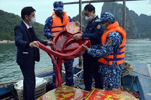 Thu giữ gần 300kg pháo nổ trái phép trên biển Quảng Ninh