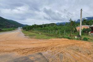 Người dân tự mở lối đi vào đường cao tốc La Sơn - Túy Loan