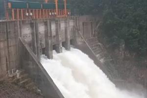 Mưa lớn khiến nhiều hồ thủy điện tại Thừa Thiên - Huế phải điều tiết nước