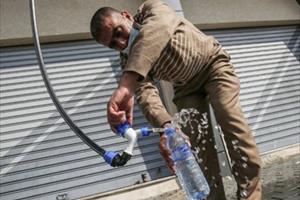 Công nghệ chiết xuất nước uống từ không khí thay đổi cuộc sống người dân Dải Gaza