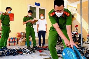 Công an huyện Cẩm Xuyên tiêu hủy lượng lớn vũ khí, vật liệu nổ, công cụ hỗ trợ
