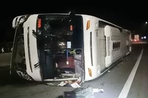 Quảng Ngãi: Xe khách bị lật giữa đường, khiến 5 người bị thương