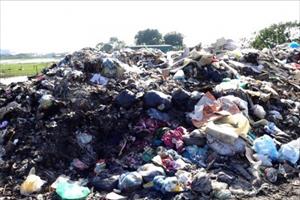 Nhiều bãi rác không có biện pháp xử lý môi trường khiến dân bức xúc