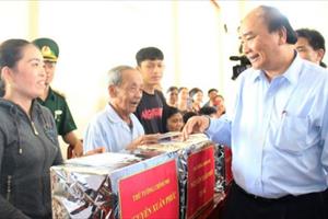 Thủ tướng thăm người dân vùng tâm bão Quảng Ngãi, Quảng Nam