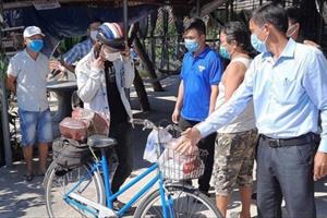 Thanh niên đi bộ về quê Thanh Hóa được giúp đỡ tiền và lương thực